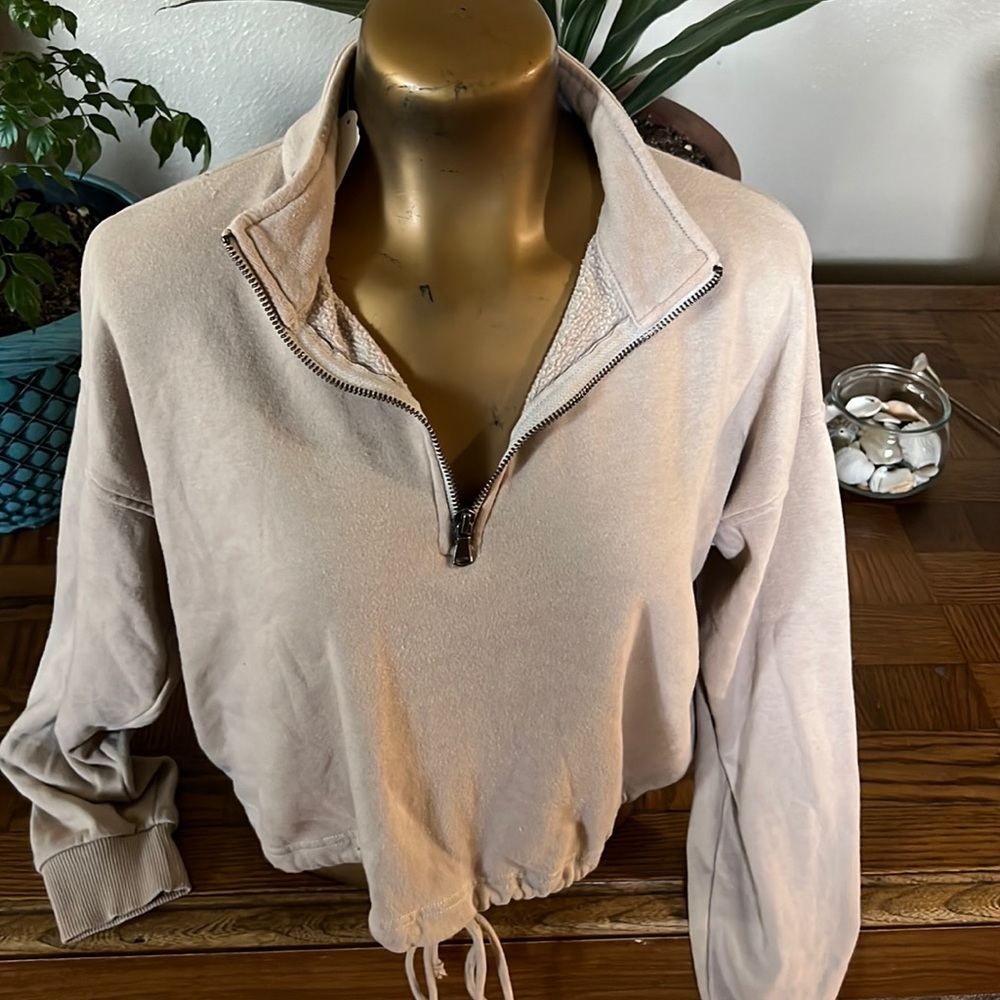 Super cute crop drawstring sweatshirt